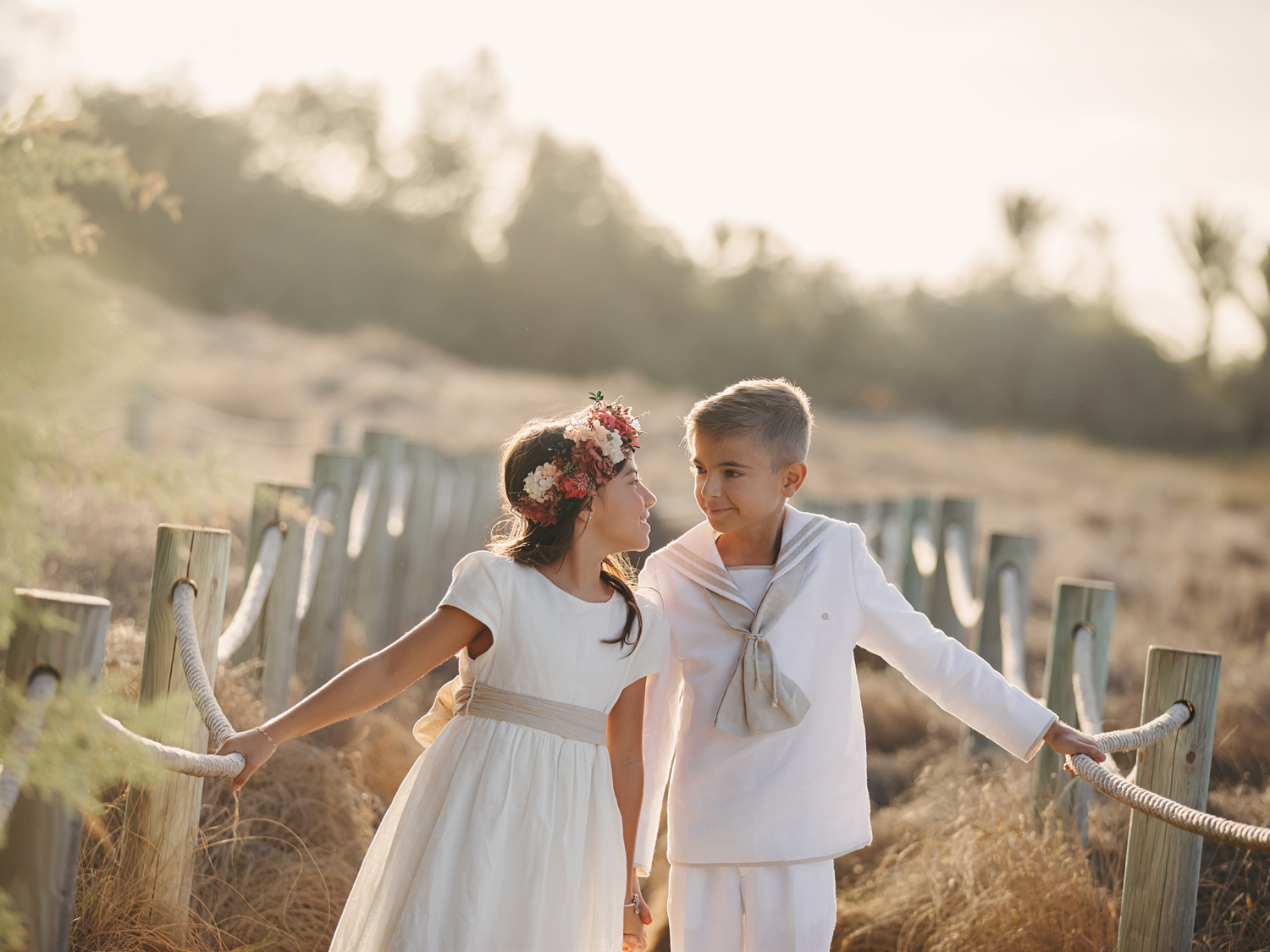 Hermanos en pasarela de playa, Cartagena